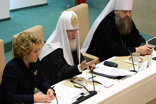 Председатель Совета Федерации РФ Валентина Матвиенко, Патрирах Московский и Всея Руси Кирилл и митрополит Ростовский и Новочеркасский Меркурий (слева направо) на Рождественских парламентских слушаниях в Совете Федерации РФ.