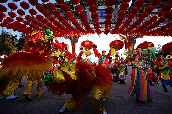 Китай встречает год синей деревянной лошади.