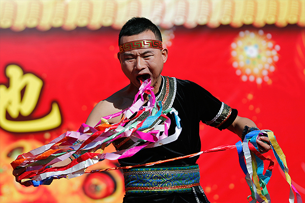 Китай встречает год синей деревянной лошади.