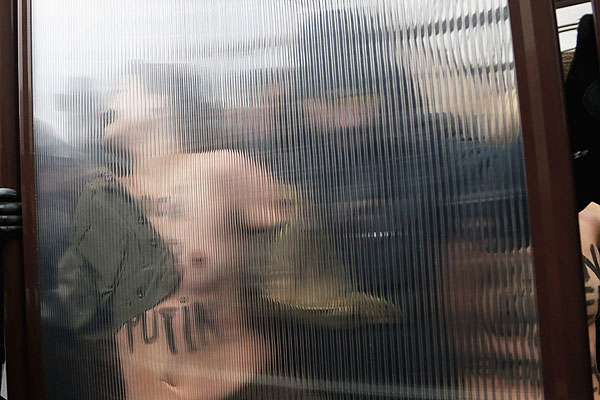 Акция украинской организации FEMEN. На фото полуголых девушек арестовывают в Брюсселе.