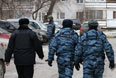 Сотрудники полиции возле московской школы №263.