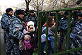 Сотрудники полиции выводят детей из московской школы №263.