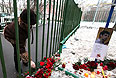 Женщина возлагает цветы у московской школы № 263, в которой 3 февраля ученик этой школы захватил заложников и убил двух человек.