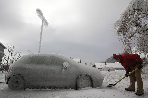 Обледенение в городе Постойна в юго-западной части Словении.