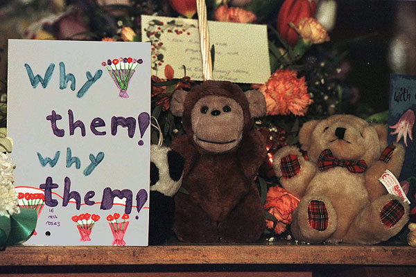 Стрельба в школе города Дамбейн (Шотландия)