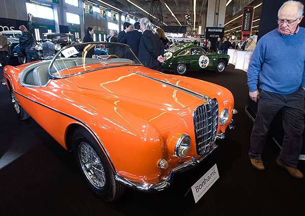 Посетитель у Alfa Romeo 1900 SS Ghia-Aigle 1958 года.