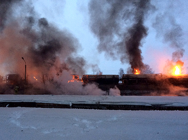 Утром в среду 32 цистерны с газовым конденсатом сошли с рельсов в районе станции Поздино Кировского отделения Горьковской железной дороги. На месте аварии вспыхнул пожар, приведший к эвакуации сотен местных жителей.