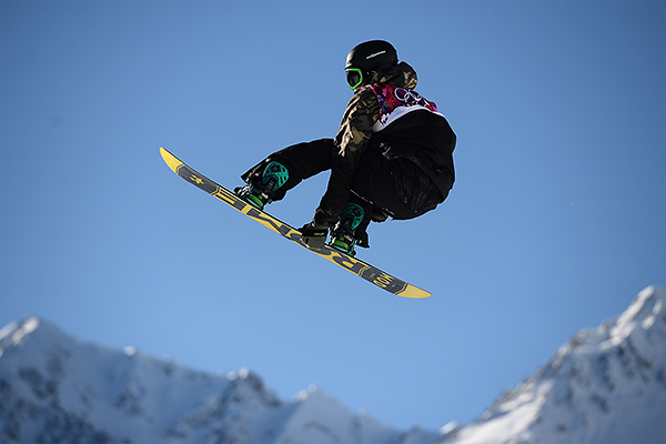 Норвежский сноубордист Столе Сандбек во время выступления в квалификации.