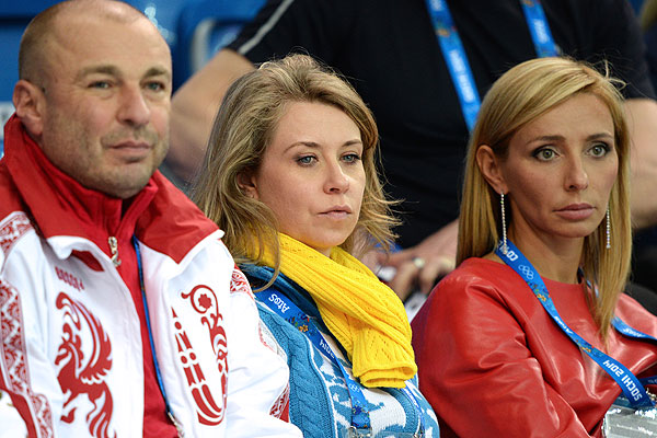 Тренер Александр Жулин, хореограф Нина Петренко и фигуристка Татьяна Навка (слева направо) во время выступления спортсменов в короткой программе парного катания командных соревнований по фигурному катанию на XXII зимних Олимпийских играх в Сочи.