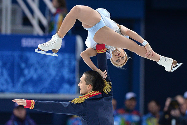 Татьяна Волосожар и Максим Траньков (Россия) выступают в короткой программе парного катания командных соревнований по фигурному катанию на XXII зимних Олимпийских играх в Сочи.