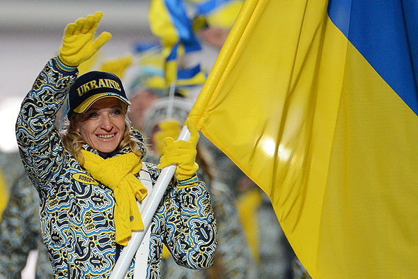 Знаменосец сборной Украины Валентина Шевченко во время парада атлетов и членов национальных делегаций на церемонии открытия XXII зимних Олимпийских игр в Сочи.