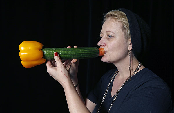 Участница венского "овощного" оркестра Мартина Винклер. "Овощной" оркестр был основан в Австрии в 1998 г. После концерта "инструменты" идут в суп, которым угощают слушателей.