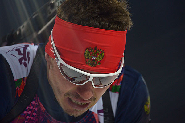 Евгений Устюгов (Россия) на финише спринтерской гонки в соревнованиях по биатлону среди мужчин на XXII зимних Олимпийских играх в Сочи.