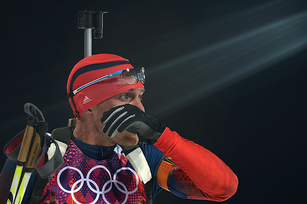 Евгений Гараничев (Россия) на финише спринтерской гонки в соревнованиях по биатлону среди мужчин на XXII зимних Олимпийских играх в Сочи.