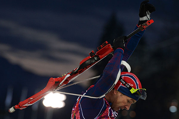 Уле-Эйнар Бьорндален (Норвегия) на огневом рубеже спринтерской гонки в соревнованиях по биатлону среди мужчин на XXII зимних Олимпийских играх в Сочи.