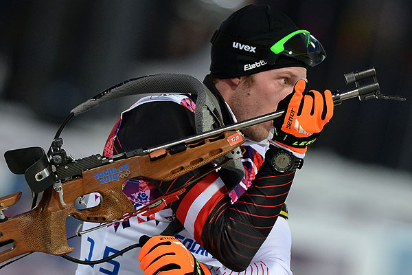 Доминик Ландертингер (Австрия) на огневом рубеже спринтерской гонки в соревнованиях по биатлону среди мужчин на XXII зимних Олимпийских играх в Сочи.