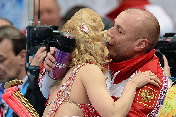 Тренер Александр Жулин и фигуристка Екатерина Боброва (Россия) после выступления в короткой программе танцев на льду в командных соревнований по фигурному катанию на XXII зимних Олимпийских играх в Сочи.