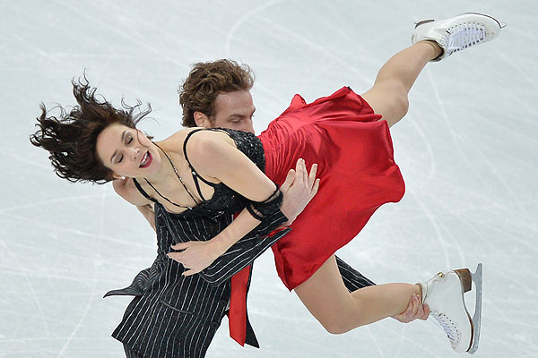 Натали Пешала и Фабьян Бурза (Франция) выступают в короткой программе танцев на льду командных соревнований по фигурному катанию на XXII зимних Олимпийских играх в Сочи.