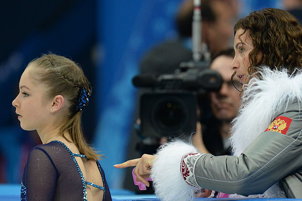 Юлия Липницкая (Россия) перед выступлением в короткой программе женского одиночного катания командных соревнований по фигурному катанию н