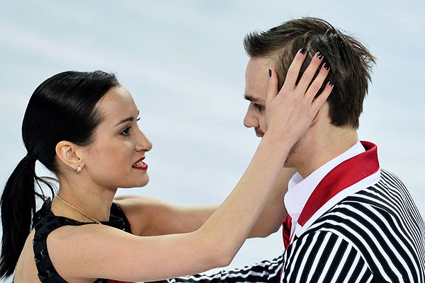 Ксения Столбова и Федор Климов (Россия) выступают в произвольной программе парного катания командных соревнований по фигурному катанию на XXII зимних Олимпийских играх в Сочи.