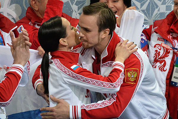 Ксения Столбова и Федор Климов (Россия) после выступления в произвольной программе парного катания командных соревнований по фигурному катанию на XXII зимних Олимпийских играх в Сочи.