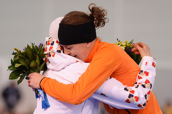 Призеры забега на 3000 метров в соревнованиях по конькобежному спорту среди женщин на XXII зимних Олимпийских играх в Сочи во время цветочной церемонии (слева направо): Мартина Сабликова (Чехия) - серебряная медаль, Ирен Вюст (Нидерланды) - золотая медаль.