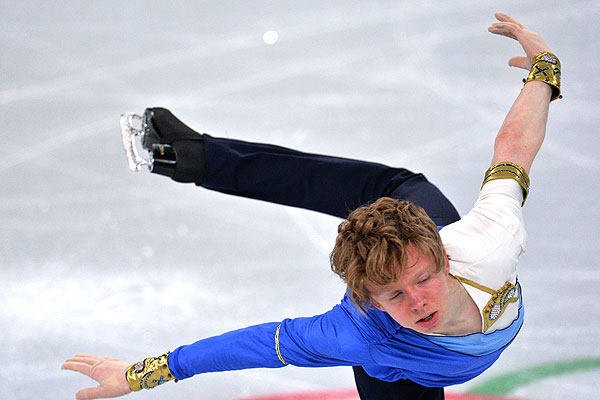 Кевин Рейнолдс (Канада) выступает в произвольной программе мужского одиночного катания командных соревнований по фигурному катанию.