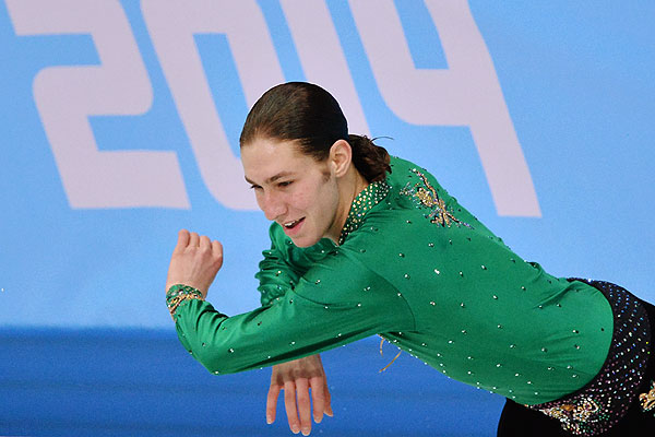 Джейсон Браун (США) выступает в произвольной программе мужского одиночного катания командных соревнований по фигурному катанию.