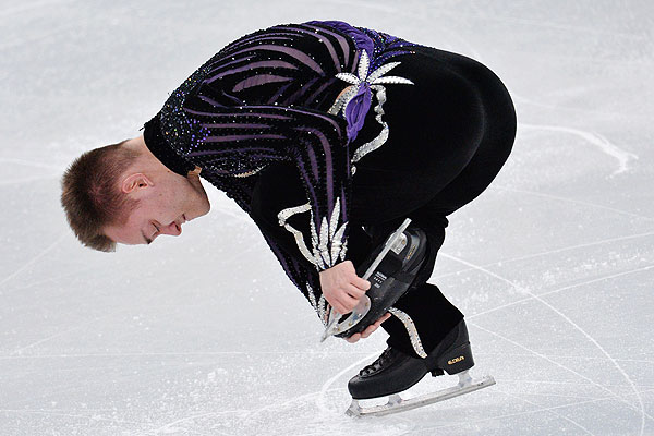 Пауль Бонифацио Паркинсон (Италия) выступает в произвольной программе мужского одиночного катания командных соревнований по фигурному катанию.