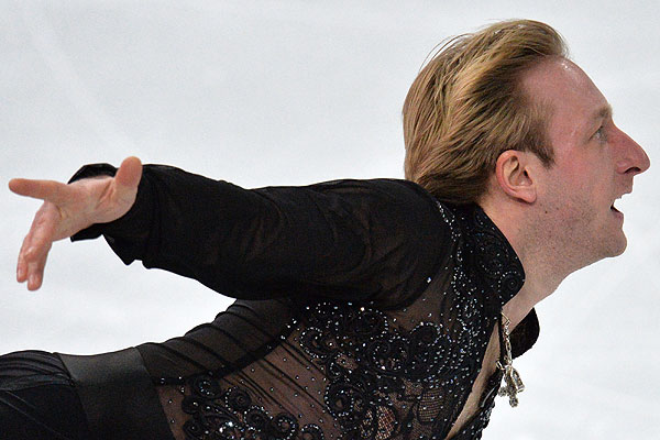 Евгений Плющенко (Россия) выступает в произвольной программе мужского одиночного катания командных соревнований по фигурному катанию.