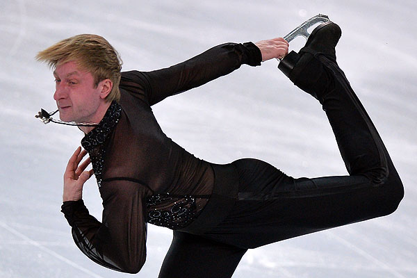 Евгений Плющенко (Россия) выступает в произвольной программе мужского одиночного катания командных соревнований по фигурному катанию.