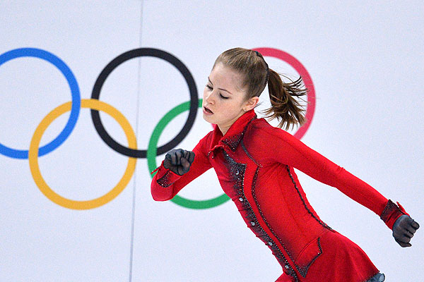 Юлия Липницкая (Россия) выступает в произвольной программе женского одиночного катания командных соревнований по фигурному катанию.