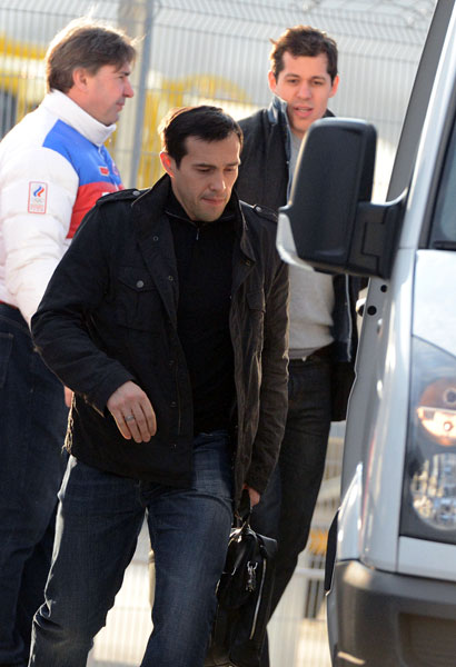 На первом плане: игрок сборной России по хоккею Павел Дацюк во время прилета в аэропорту Адлера.