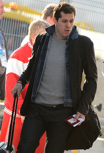 Игрок сборной России Евгений Малкин во время прилета в аэропорту Адлера.