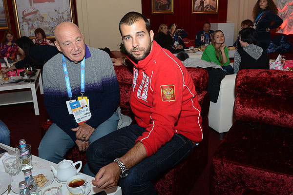 Телеведущие Владимир Познер (слева) и Иван Ургант в корпоративном доме "Боско" в здании Морвокзала в дни проведения ХХII зимних Олимпийских игр в Сочи.