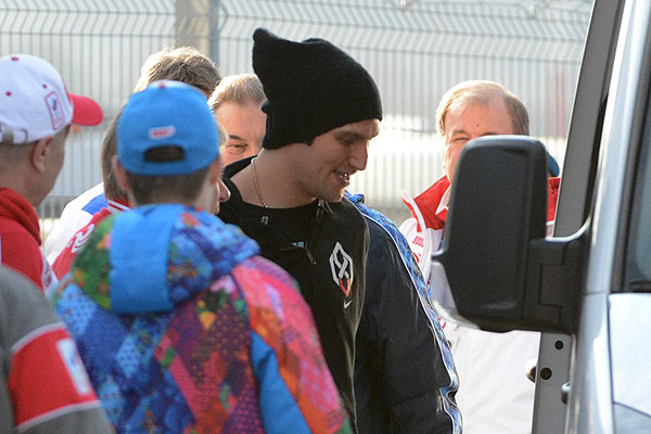 В центре: игрок сборной России по хоккею Александр Овечкин во время прилета в аэропорту Адлера.