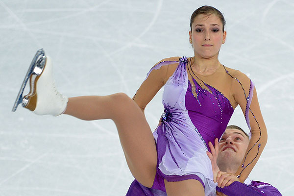 Андреа Давидович и Евгений Краснопольский (Израиль) выступают в короткой программе парного катания на соревнованиях по фигурному катанию на XXII зимних Олимпийских играх в Сочи.