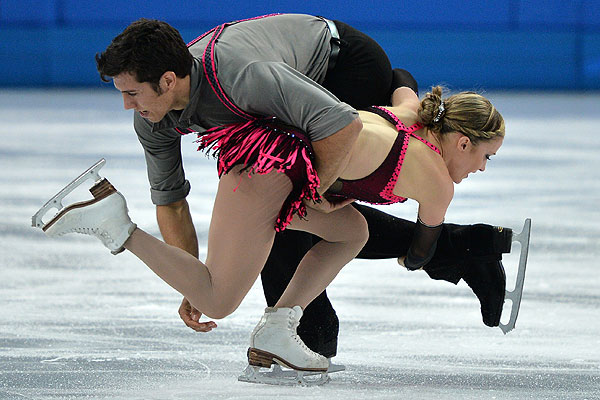 Пэйдж Лоуренс и Руди Свигерс (Канада) выступают в короткой программе парного катания на соревнованиях по фигурному катанию на XXII зимних Олимпийских играх в Сочи.