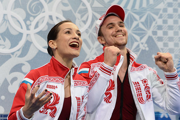 Ксения Столбова и Федор Климов (Россия) после выступления в короткой программе парного катания на соревнованиях по фигурному катанию на XXII зимних Олимпийских играх в Сочи.
