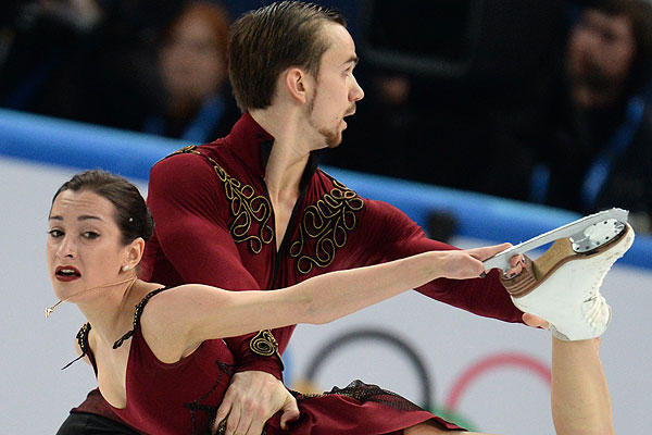 Ксения Столбова и Федор Климов (Россия) выступают в короткой программе парного катания на соревнованиях по фигурному катанию на XXII зимних Олимпийских играх в Сочи.