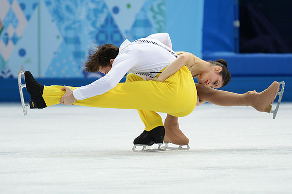 Стефания Бертон и Ондржей Готарек (Италия) выступают в короткой программе парного катания на соревнованиях по фигурному катанию на XXII зимних Олимпийских играх в Сочи.