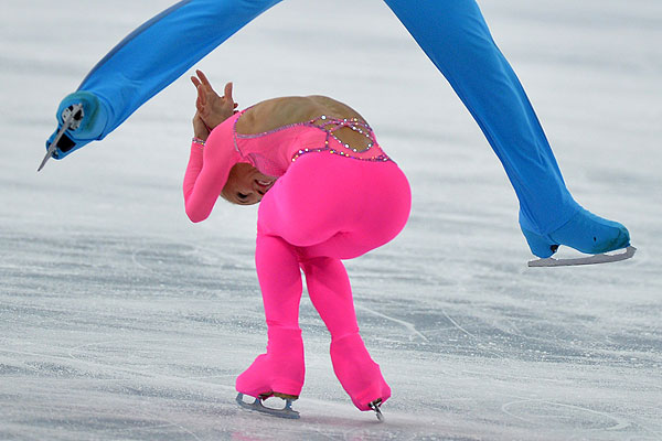 Алена Савченко и Робин Шолковы (Германия) выступают в короткой программе парного катания на соревнованиях по фигурному катанию на XXII зимних Олимпийских играх в Сочи.