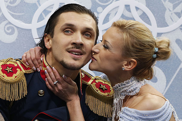 Татьяна Волосожар и Максим Траньков заняли первое место в короткой программе среди пар соревнованиях фигуристов. При этом они установили мировой новый мировой рекорд - 84,17. Они на 0,19 превысили свое достижение, установленное 17 января на чемпионате Европы. Второе место заняла пара из Германии в лице Алены Савченко и Робина Шолковы - 79,64. На третьей строчке располагается еще одна пара из России - Ксения Столбова/Федор Климов (75,21). А их соотечественники Вера Базарова и Юрий Ларионов занимают восьмое место (69,66).