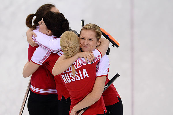 Российские спортсменки радуются победе в матче кругового турнира между сборными командами России и США в соревнованиях по керлингу среди женщин на XXII зимних Олимпийских играх в Сочи.