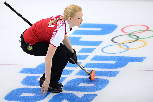 Александра Саитова (Россия) в матче кругового турнира между сборными командами России и США в соревнованиях по керлингу среди женщин на XXII зимних Олимпийских играх в Сочи.