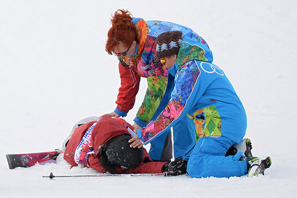 Оказание медицинской помощи Юки Цубота (Канада) в финале слоупстайла на соревнованиях по фристайлу среди женщин.