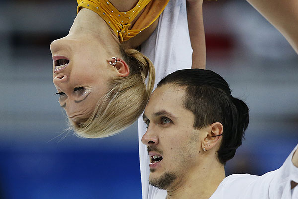 Российские фигуристы Татьяна Волосожар и Максим Траньков завоевали золотые медали в парном катании.