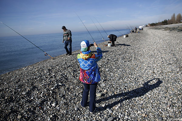 Это даже не подледная рыбалка. Берег Черного моря, рыбаки и фото на память.