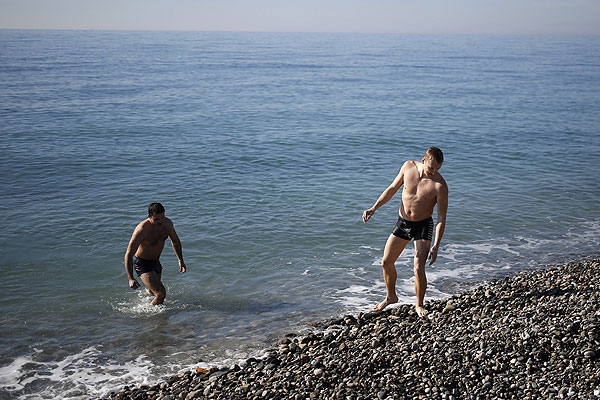 Купание в Черном море не входит в олимпийскую программу, но погода позволяет.