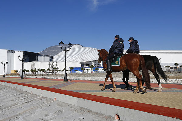 Конный патруль на набережной в Сочи.
